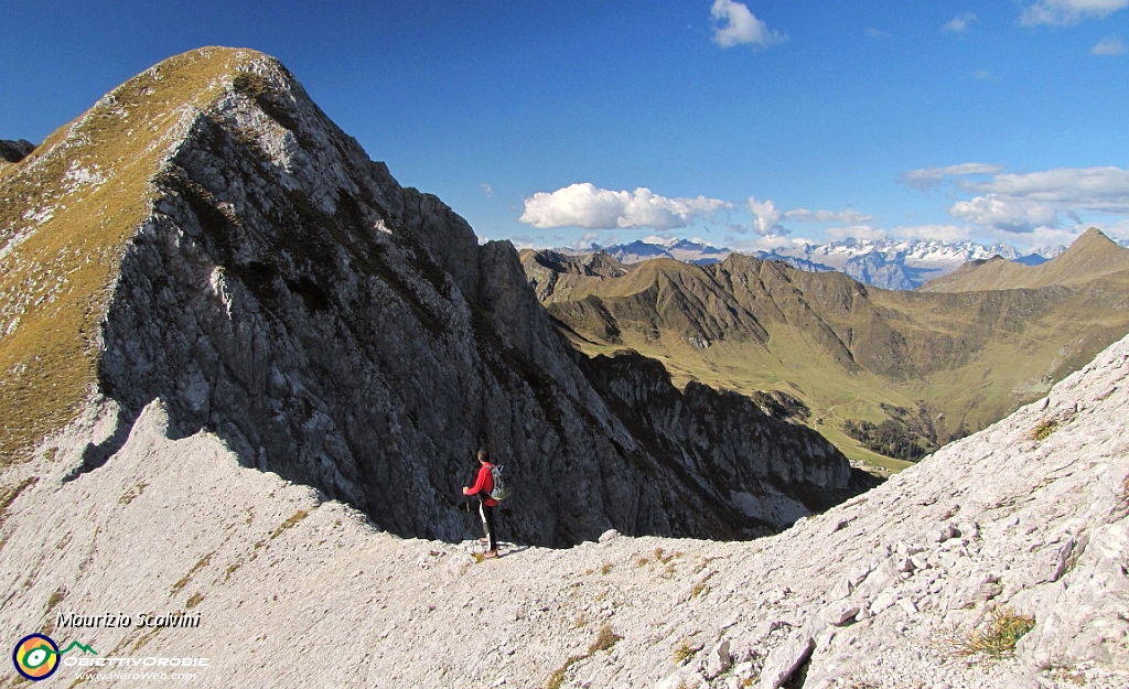 48 La sottilissima cresta tra Pegherolo e Pizzo Cavallino....JPG